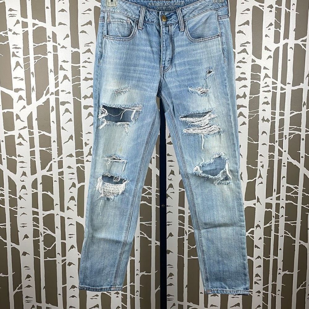 AEO Tomgirl Light Wash Distressed Jeans 4 Regular